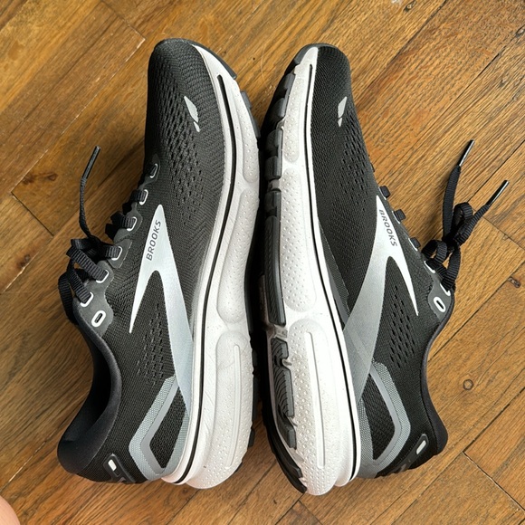 Brooks - Picture 4 of 8